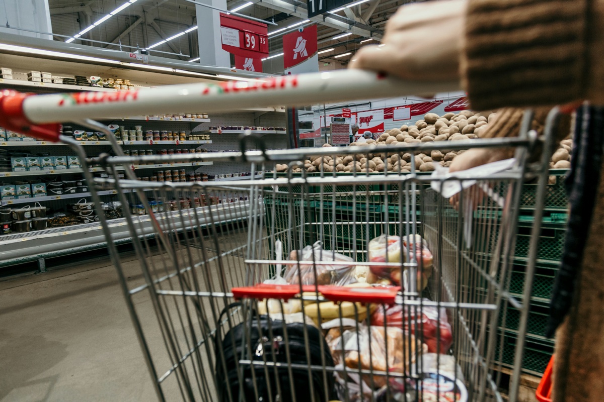 Pełen wózek zakupowy w hipermarkecie — ile Polacy wydają na jedzenie i gdzie kupują impulsywnie